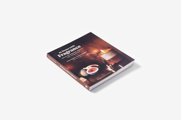 Бумажная книга «At Home with Fragrance: Creating Modern Scents for Your Space», авторов Кристен Памфри, Том Нойбергер - фото №3 - миниатюра