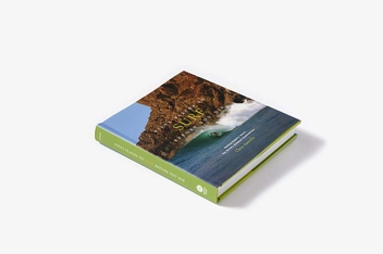 Бумажная книга «Fifty Places to Surf Before You Die. Surfing Experts Share the World's Greatest Destinations», автор Крис Сантелла - фото №2 - миниатюра