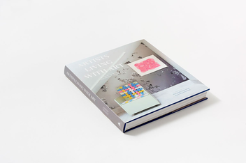 Бумажная книга «Artists Living with Art», авторов Аманда Бенчли, Стейси Герген - фото №3 - миниатюра