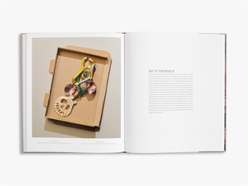Бумажная книга «Vivienne Westwood & Jewellery», автор Александр Фьюри - фото №2 - миниатюра