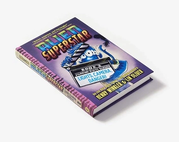 Бумажная книга «Lights, Camera, Danger! (Alien Superstar #2)», авторов Генри Уинклер, Лин Оливер - фото №3 - миниатюра
