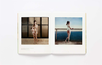 Паперова книга «Girl on Girl. Art and Photography in the Age of the Female Gaze», автор Шарлотт Янсен - фото №6 - мініатюра