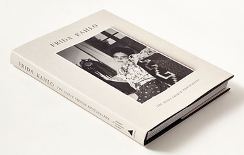 Бумажная книга «Frida Kahlo. The Gisèle Freund Photographs», автор Жерар де Кортанз - фото №9 - миниатюра
