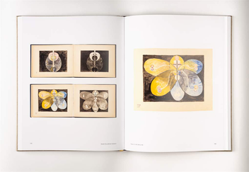 Бумажная книга «Hilma af Klint. The Blue Books. 1906-1915», авторов Даниэль Бирнбаум, Курт Альмквист - фото №6 - миниатюра