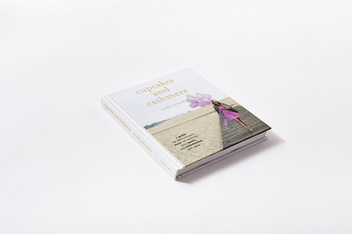 Бумажная книга «Cupcakes and Cashmere. A Design Guide For Defining Your Style, Reinventing Your Space, And Entertaining With Ease», автор Эмили Шуман - фото №2 - миниатюра