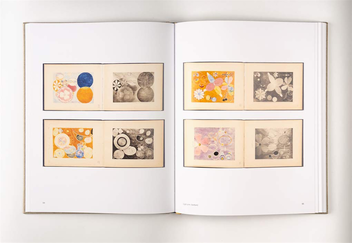 Бумажная книга «Hilma af Klint. The Blue Books. 1906-1915», авторов Даниэль Бирнбаум, Курт Альмквист - фото №7 - миниатюра