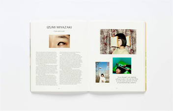 Паперова книга «Girl on Girl. Art and Photography in the Age of the Female Gaze», автор Шарлотт Янсен - фото №7 - мініатюра