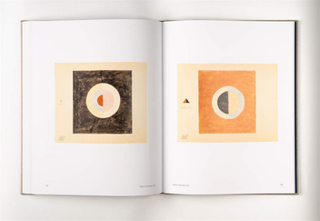 Бумажная книга «Hilma af Klint. The Blue Books. 1906-1915», авторов Даниэль Бирнбаум, Курт Альмквист - фото №8 - миниатюра