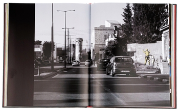 Паперова книга «Banksy. Ви становите загрозу прийнятного рівня (Якби було не так, ви б уже про це знали)», авторів Ґері Шов, Патрік Поттер - фото №6 - мініатюра