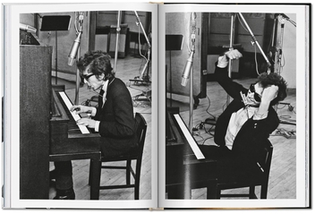 Paper book «Daniel Kramer: Bob Dylan. A Year and a Day» - фото №6 - миниатюра