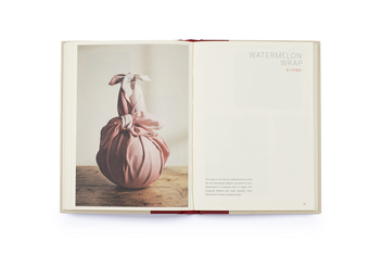 Паперова книга «Furoshiki. And the Japanese Art of Gift Wrapping», автор Томоко Какіта - фото №5 - мініатюра