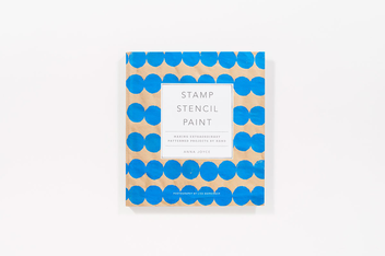 Бумажная книга «Stamp Stencil Paint. Making Extraordinary Patterned Projects by Hand», автор Анна Джойс - фото №2 - миниатюра