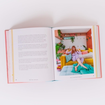 Бумажная книга «Small Space, Big Living: Interior Design to Make Every Inch Count», автор Софи Хепуорт - фото №4 - миниатюра