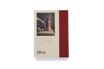 Паперова книга «Furoshiki. And the Japanese Art of Gift Wrapping», автор Томоко Какіта - фото №2 - мініатюра