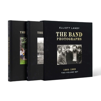 Бумажная книга «The Band Photographs, 1968-1969: Two-Volume Set: With a Foreword by Eric Clapton and an Introduction by Bruce Springsteen», автор Эллиот Лэнди - фото №3 - миниатюра