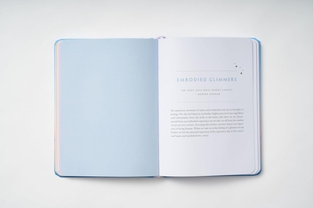 Бумажная книга «Glimmers Journal: Reflect on the Small Moments That Bring You Joy, Safety, and Connection», автор Деб Дана - фото №7 - миниатюра