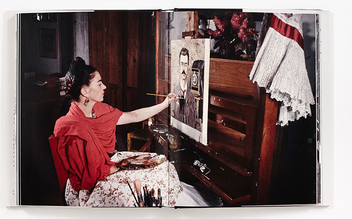 Бумажная книга «Frida Kahlo. The Gisèle Freund Photographs», автор Жерар де Кортанз - фото №6 - миниатюра