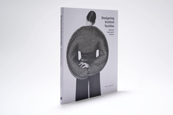 Паперова книга «Designing Knitted Textiles. Machine Knitting for Fashion», автор Флоренс Сперлінг - фото №3 - мініатюра
