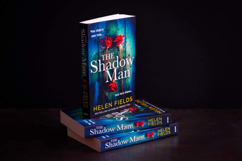 Бумажная книга «The Shadow Man», автор Хелен Филдс - фото №5 - миниатюра
