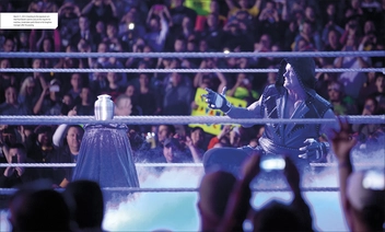 Бумажная книга «WWE RAW The First 25 Years », авторов Дин Миллер, Джейк Блэк, Джонатан Хилл - фото №6 - миниатюра