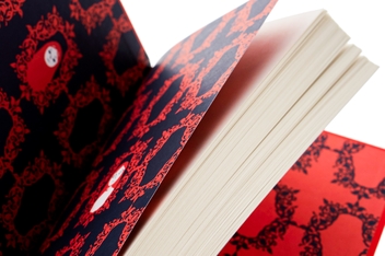 Бумажная книга «Персеполіс», автор Маржан Сатрапи - фото №4 - миниатюра