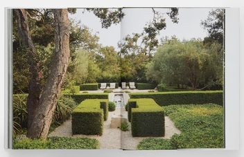 Бумажная книга «Glorious Gardens: Private Edens of the World's Leading Interior Designers», автор Дара Капонигро - фото №7 - миниатюра