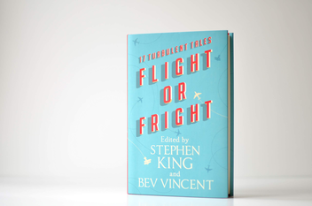 Бумажная книга «Flight or Fright», авторов Стивен Кинг, Майкл Льюис, Амброз Бирс, Дэн Симмонс, Бев Винсент, Ричард Матесон - фото №6 - миниатюра