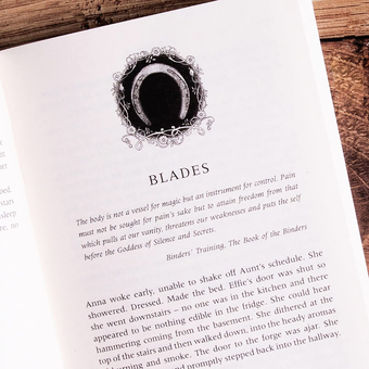 Бумажная книга «Threadneedle», автор Кари Томас - фото №4 - миниатюра