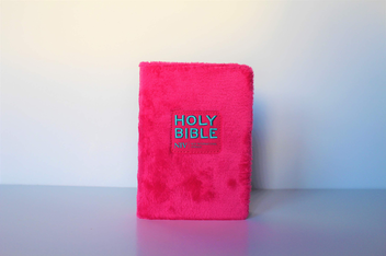 Паперова книга «NIV Pocket Fluffy Pink Bible» - фото №2 - мініатюра