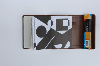 Паперова книга «NIV Pocket Brown Soft-tone Bible with Clasp» - фото №3 - мініатюра