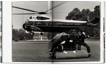 Бумажная книга «Annie Leibovitz. The Early Years, 1970-1983», авторов Люк Санте, Ян Веннер - фото №6 - миниатюра