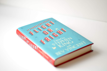 Бумажная книга «Flight or Fright», авторов Стивен Кинг, Майкл Льюис, Амброз Бирс, Дэн Симмонс, Бев Винсент, Ричард Матесон - фото №2 - миниатюра