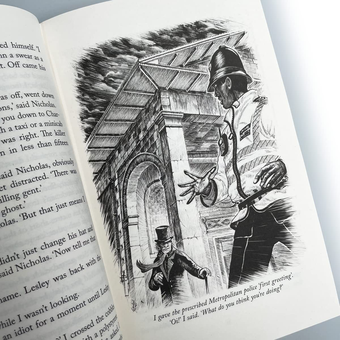 Бумажная книга «Rivers of London. Book 1. The 10th Anniversary Special Edition», автор Бен Ааронович - фото №4 - миниатюра