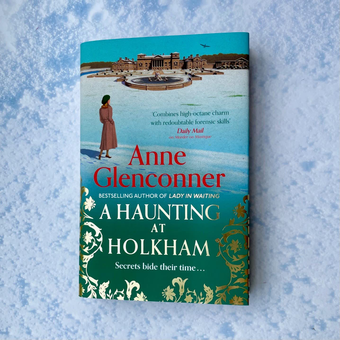 Бумажная книга «A Haunting at Holkham», автор Энн Гленконнер - фото №2 - миниатюра