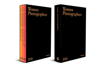 Бумажная книга «Women Photographers. Slipcased set», автор Клара Бувересс - фото №1 - миниатюра