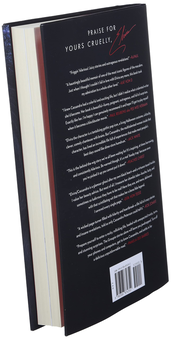 Бумажная книга «Yours Cruelly, Elvira. Memoirs of the Mistress of the Dark», автор Кассандра Петерсон - фото №3 - миниатюра