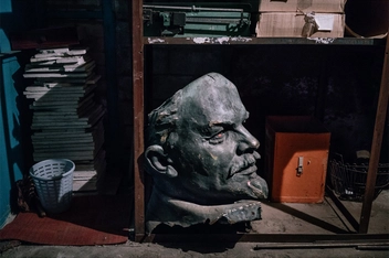 Паперова книга «Looking for Lenin», авторів Нільс Акерман, Себаст'ян Гоберт - фото №2 - мініатюра