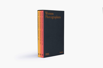 Бумажная книга «Women Photographers. Slipcased set», автор Клара Бувересс - фото №2 - миниатюра