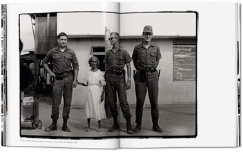 Бумажная книга «Annie Leibovitz. The Early Years, 1970-1983», авторов Люк Санте, Ян Веннер - фото №4 - миниатюра