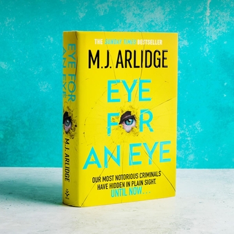 Бумажная книга «Eye for An Eye», автор М. Дж. Арлидж - фото №5 - миниатюра