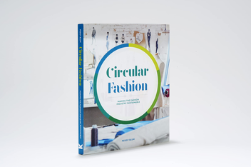 Бумажная книга «Circular Fashion. Making the Fashion Industry Sustainable», автор Пегги Блюм - фото №2 - миниатюра