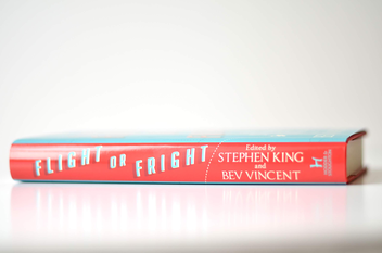 Бумажная книга «Flight or Fright», авторов Стивен Кинг, Майкл Льюис, Амброз Бирс, Дэн Симмонс, Бев Винсент, Ричард Матесон - фото №5 - миниатюра