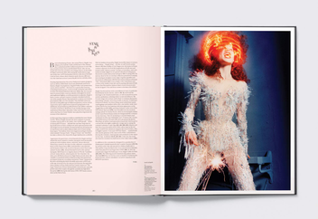Бумажная книга «Thierry Mugler. Couturissime», автор Тьерри-Максим Лорио - фото №6 - миниатюра