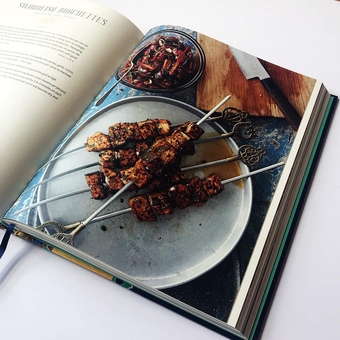 Бумажная книга «Feast: Food of the Islamic World», автор Анисса Хэлоу - фото №8 - миниатюра