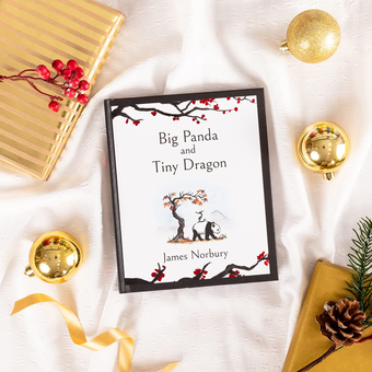 Бумажная книга «Big Panda and Tiny Dragon», автор Джеймс Норбери - фото №3 - миниатюра
