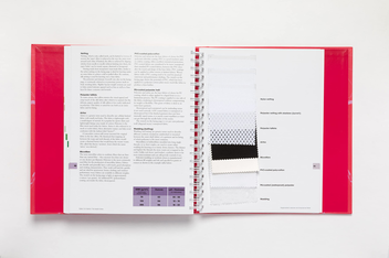 Бумажная книга «Fabric for Fashion. The Swatch Book. Revised Second Edition», авторов Клайв Халлетт, Аманда Джонстон - фото №4 - миниатюра
