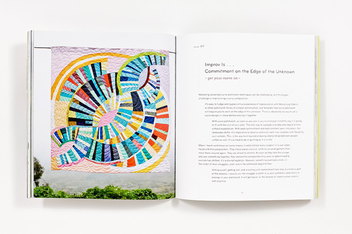 Бумажная книга «The Improv Handbook for Modern Quilters. A Guide to Creating, Quilting, and Living Courageously», автор Шерри Вуд - фото №9 - миниатюра