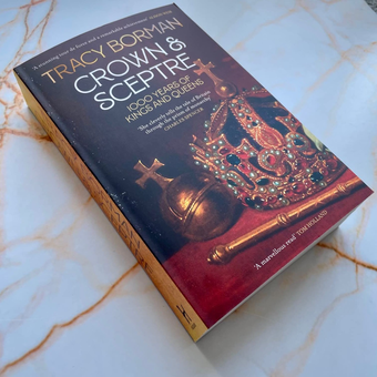 Паперова книга «Crown & Sceptre», автор Трейсі Борман - фото №4 - мініатюра