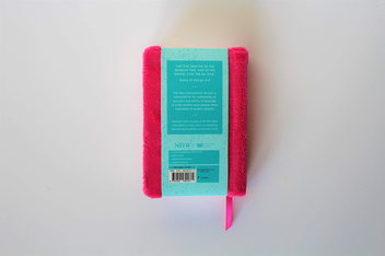 Паперова книга «NIV Pocket Fluffy Pink Bible» - фото №6 - мініатюра