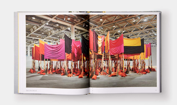Бумажная книга «Vitamin T. Threads and Textiles in Contemporary Art», автор Дженель Портер - фото №4 - миниатюра